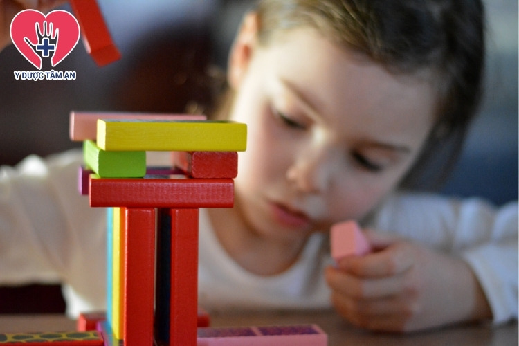 Cha mẹ có thể cho trẻ chơi một số món đồ chơi để tăng tư duy